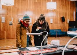 Kollektive Struckmuster Besucher der Ausstellung 